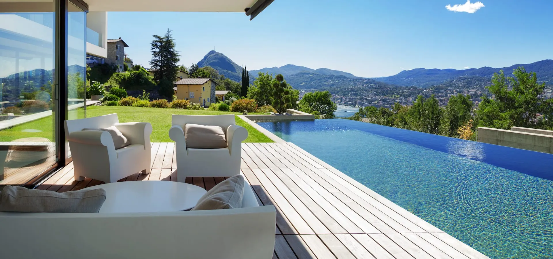 Terrasse d'une villa contemporaine avec piscine à débordement et vue sur la baie, secteur Menton – Riviera